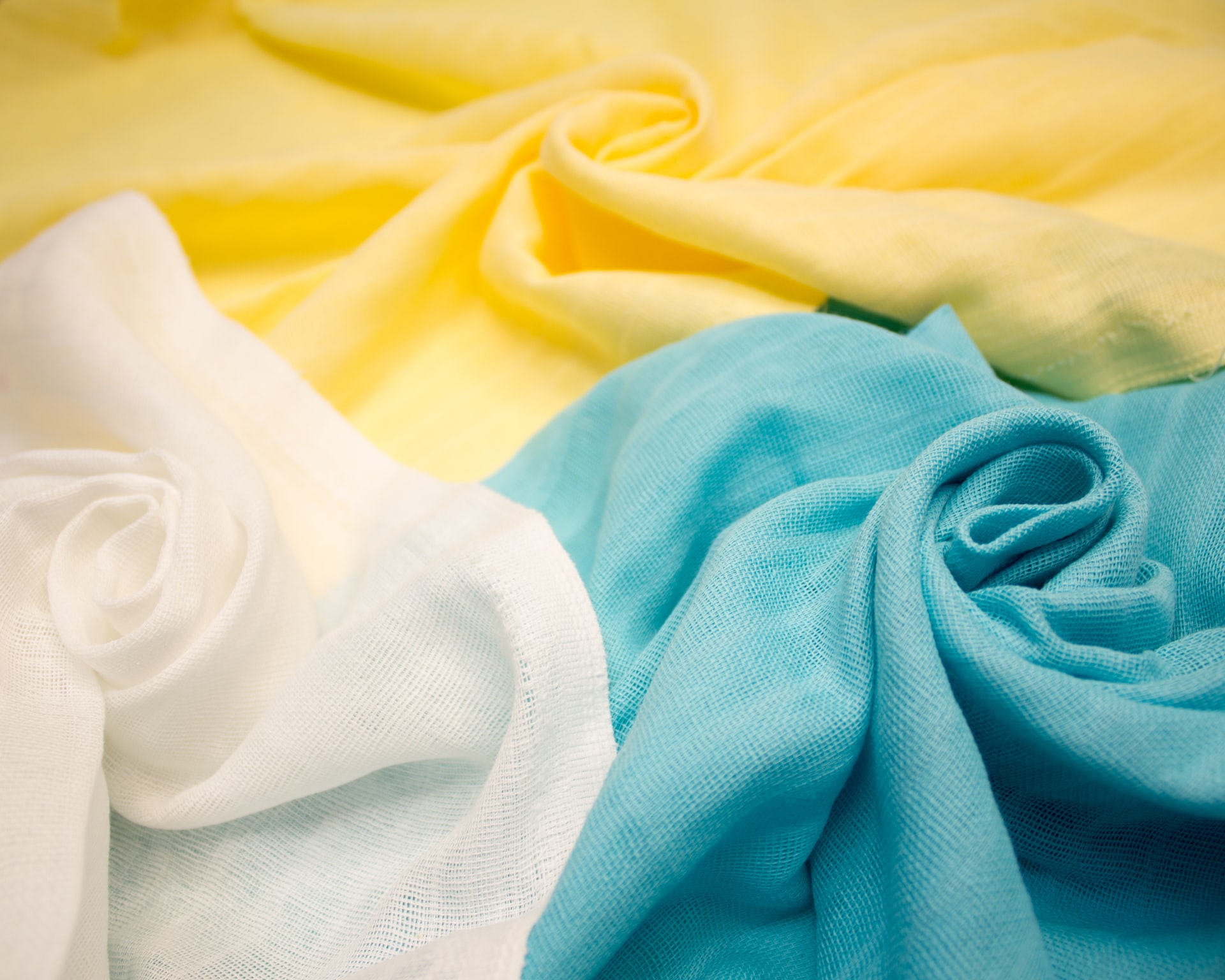 Jakie tkaniny najlepiej sprawdzą się podczas upałów?