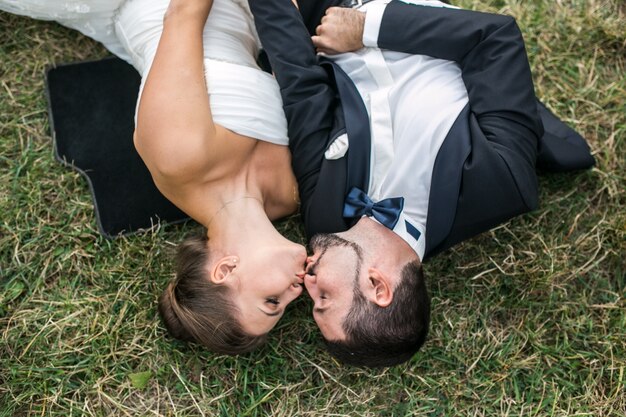 Jak uchwycić autentyczne emocje na ślubnych fotografiach?