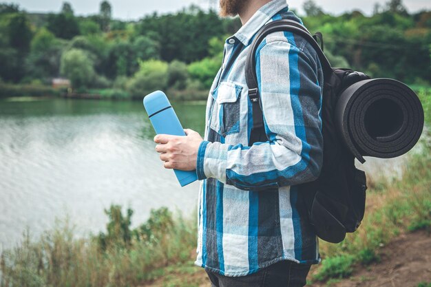 Niezawodne akcesoria na każdą wyprawę: jak wybrać idealny termos na outdoorowe przygody
