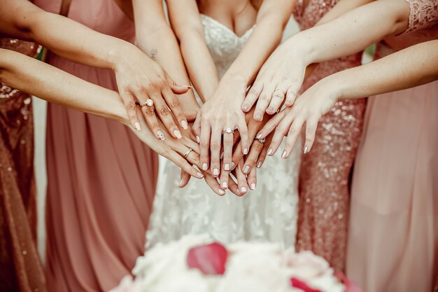 Sekrety doskonałego manicure ślubnego: Jak zadbać o dłonie w dniu ceremonii?