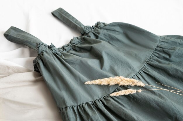 Magia jedwabiu i lnu: Klucz do tworzenia wyrafinowanych stylizacji na każdą okazję