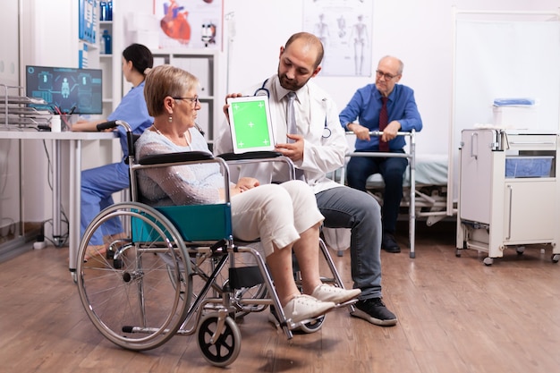 Jak sprzęt medyczny z wypożyczalni zmienia codzienność pacjentów hospicjów